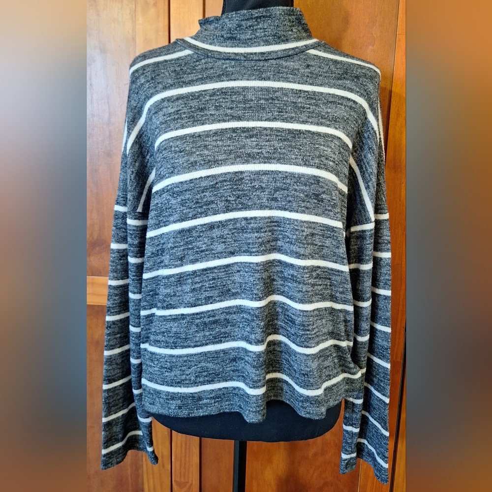 🐢SO turtleneck sweater. Size S